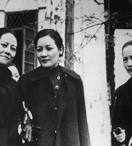 As Irm&atilde;s Que Moldaram a China  Moderna