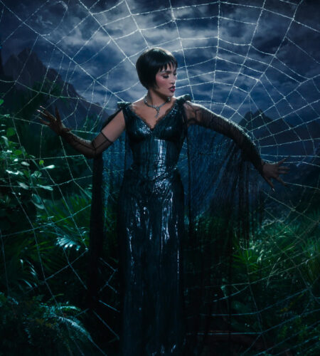 O Beijo da Mulher-Aranha (2025) &ndash; Jennifer Lopez cintila em uma declara&ccedil;&atilde;o de amor para a comunidade Latina e Queer