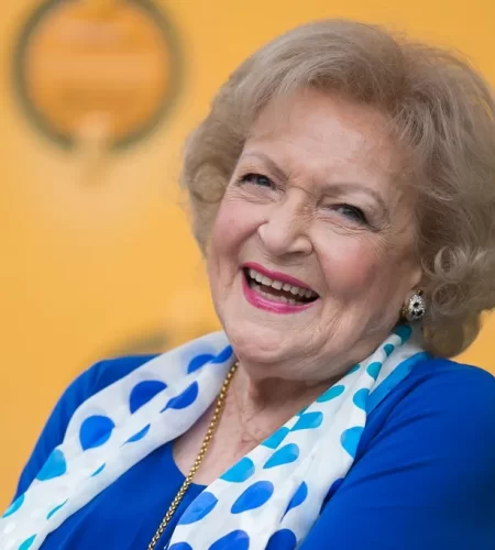 Betty White &ndash; atravessando gera&ccedil;&otilde;es com Humor e Eleg&acirc;ncia